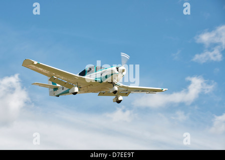Wassmer WA-52 Europa G-BTLB ala bassa monoplan sull approccio finale per un atterraggio a Popham Airfield vicino a Basingstoke Hampshire Foto Stock