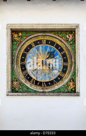 Decorativo medievale orologio dipinto sulla facciata della Pühavaimu ( Santo Spirito ) chiesa nella città vecchia di Tallinn, Estonia, all'aperto Foto Stock