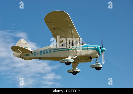 Splendidamente mantenuta 1955 Piper PA22 Tri-Pacer sull approccio finale per un atterraggio a Popham airfield vicino a Basingstoke, Hampshire. Foto Stock