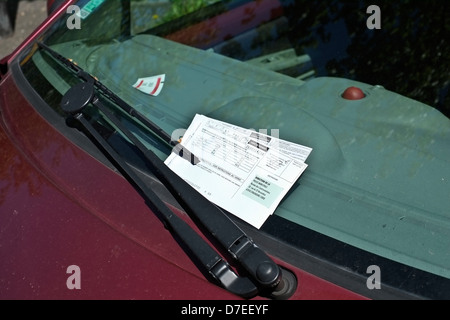 I biglietti per il parcheggio su un parabrezza di automobile Strasburgo Alsace Francia Foto Stock