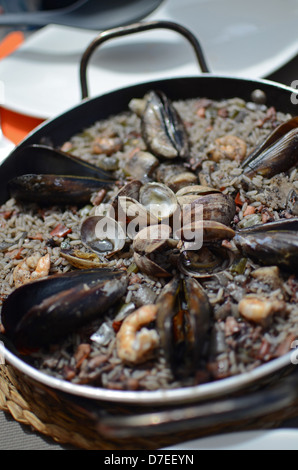 Il riso nero con frutti di mare Foto Stock