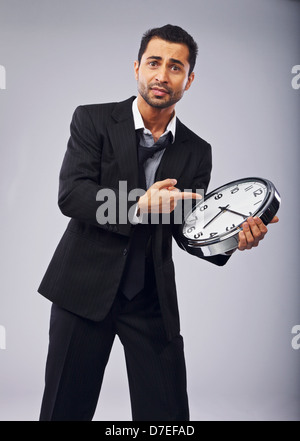 Sottolineato imprenditore con un orologio Foto Stock