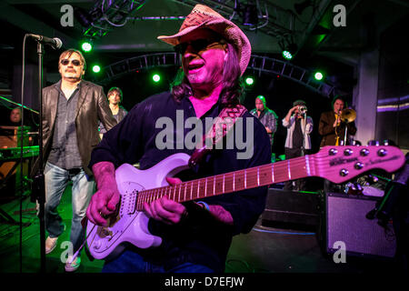 Milano Italia. 05 maggio 2013. Southside Johnny e la Asbury Jukes suona dal vivo presso Officine Creative Ansaldo in ultima data di "i poveri stupidi Tour 2013" in Europa. Credito: Rodolfo Sassano / Alamy Live News Foto Stock