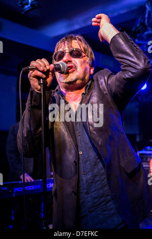 Milano Italia. 05 maggio 2013. Southside Johnny e la Asbury Jukes suona dal vivo presso Officine Creative Ansaldo in ultima data di "i poveri stupidi Tour 2013" in Europa. Credito: Rodolfo Sassano / Alamy Live News Foto Stock