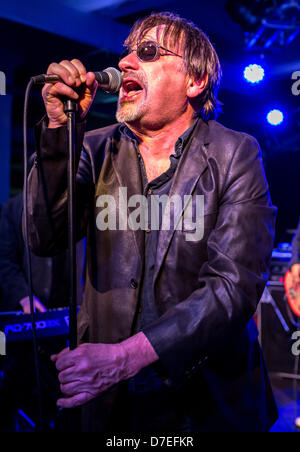 Milano Italia. 05 maggio 2013. Southside Johnny e la Asbury Jukes suona dal vivo presso Officine Creative Ansaldo in ultima data di "i poveri stupidi Tour 2013" in Europa. Credito: Rodolfo Sassano / Alamy Live News Foto Stock