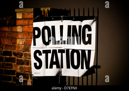 Stazione di polling accesso temporaneo legato ad un cancello al di fuori di un polling inglese / stazione di votazione visti nella tarda sera notte tempo. Foto Stock