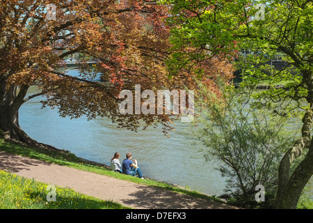 Giovane rilassante sul Ill riverside Strasburgo Alsace Francia Foto Stock