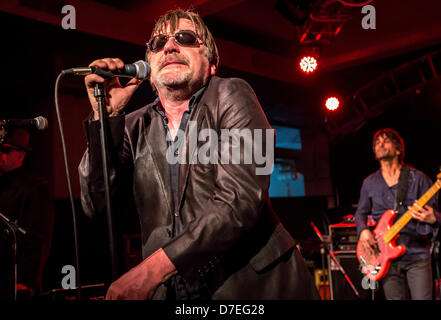 Milano Italia. 05 maggio 2013. Southside Johnny e la Asbury Jukes suona dal vivo presso Officine Creative Ansaldo in ultima data di "i poveri stupidi Tour 2013" in Europa. Credito: Rodolfo Sassano / Alamy Live News Foto Stock