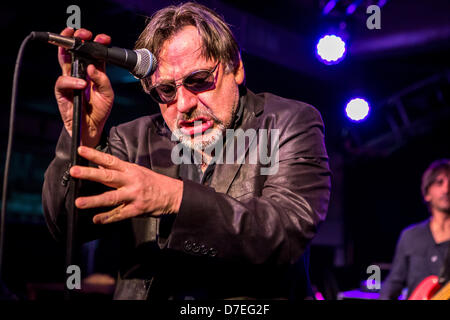 Milano Italia. 05 maggio 2013. Southside Johnny e la Asbury Jukes suona dal vivo presso Officine Creative Ansaldo in ultima data di "i poveri stupidi Tour 2013" in Europa. Credito: Rodolfo Sassano / Alamy Live News Foto Stock