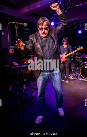 Milano Italia. 05 maggio 2013. Southside Johnny e la Asbury Jukes suona dal vivo presso Officine Creative Ansaldo in ultima data di "i poveri stupidi Tour 2013" in Europa. Credito: Rodolfo Sassano / Alamy Live News Foto Stock