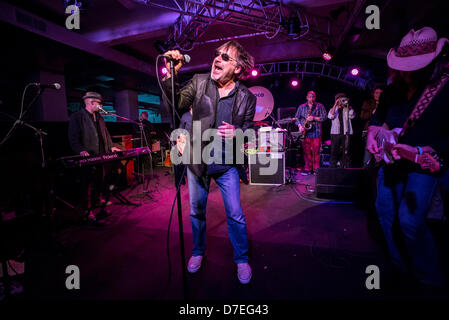 Milano Italia. 05 maggio 2013. Southside Johnny e la Asbury Jukes suona dal vivo presso Officine Creative Ansaldo in ultima data di "i poveri stupidi Tour 2013" in Europa. Credito: Rodolfo Sassano / Alamy Live News Foto Stock