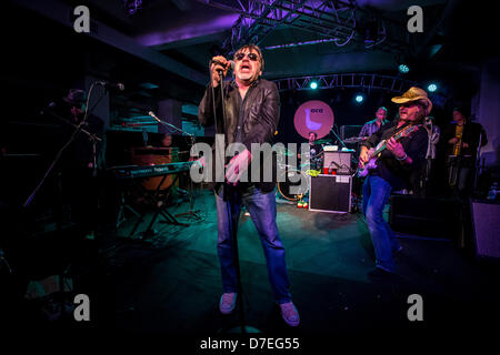 Milano Italia. 05 maggio 2013. Southside Johnny e la Asbury Jukes suona dal vivo presso Officine Creative Ansaldo in ultima data di "i poveri stupidi Tour 2013" in Europa. Credito: Rodolfo Sassano / Alamy Live News Foto Stock