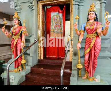 Quattro divinità armati a guardia della sanctum interno di un tempio indù. Foto Stock