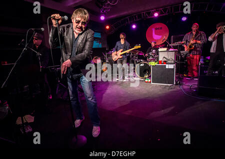 Milano Italia. 05 maggio 2013. Southside Johnny e la Asbury Jukes suona dal vivo presso Officine Creative Ansaldo in ultima data di "i poveri stupidi Tour 2013" in Europa. Credito: Rodolfo Sassano / Alamy Live News Foto Stock