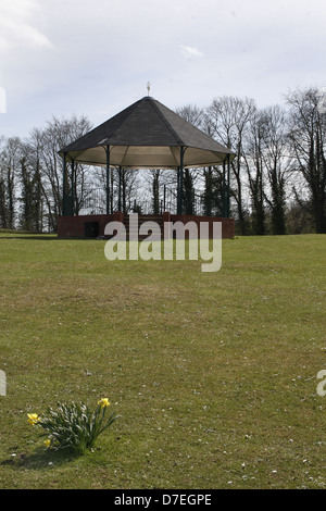 Bandstand con Giunchiglie in primo piano. Lago Langold, Langold, Notts, Regno Unito Foto Stock