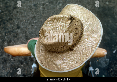 Il bambino nel passeggino, grande cappello di paglia e baguette Foto Stock