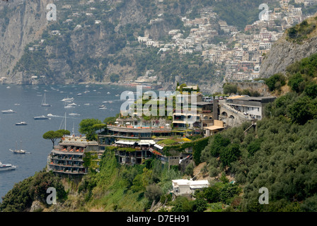 Positano. L'Italia. L'hotel Il San Pietro di Positano si fonde con la natura circostante e si affaccia sulla baia di Positano. Pro Foto Stock