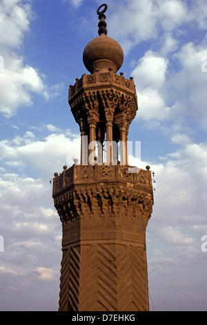 Il minareto della moschea di madrassa Sultan Barquq o Mosque-Madrassa-Khanqah di Barquq Az-Zaher costruito nel 1384-1386 CE nello storico quartiere medievale di Cairo, Egitto Foto Stock