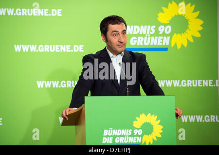 Berlino, Germania. Il 6 maggio, 2013. Il presidente del gruppo dei Verdi / Bundnis 90, Cem Özdemir dà una conferenza stampa a Berlino. Credito: Credito: Gonçalo Silva/Alamy Live News. Foto Stock