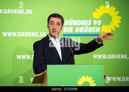 Berlino, Germania. Il 6 maggio, 2013. Il presidente del gruppo dei Verdi / Bundnis 90, Cem Özdemir dà una conferenza stampa a Berlino. Credito: Credito: Gonçalo Silva/Alamy Live News. Foto Stock