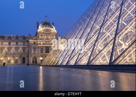 Museo del Louvre e la Piramide di notte a Parigi. Foto Stock