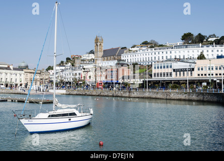 Guardando attraverso il porto di Torquay verso i negozi in una giornata di sole Foto Stock