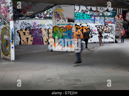 Londra, Regno Unito. Il 6 maggio 2013. Il parco di skateboard in undercroft su London South Bank Arts Centre è a rischio di chiusura. Vi è una crescente campagna per preservare la possibilità che gli sviluppatori vorrebbero trasformare in unità di vendita al dettaglio. Il skateboarders verrebbe spostato in una nuova casa vicino a Hungerford Bridge. Gli attivisti sono stati la raccolta di firme per una petizione oggi. La zona è anche popolare con artisti di graffiti. Credito: Jeffrey Blackler/Alamy Live News Foto Stock