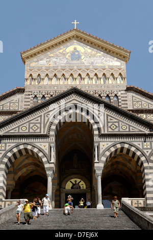 Amalfi. Campania. L'Italia. Vista del Duomo di Sant Andrea o Cattedrale di Saint Andrew nella città di Amalfi. Originariamente dating Foto Stock