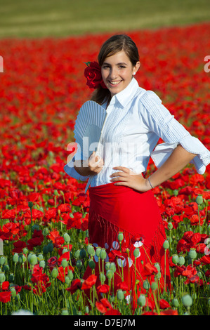 Campi di papaveri selvatici con lo spagnolo ragazze in abito tradizionale fiori di primavera papaveri papavero rosso dei fiori, fiori selvatici Andalucia Foto Stock