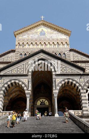 Amalfi. Campania. L'Italia. Vista del Duomo di Sant Andrea o Cattedrale di Saint Andrew nella città di Amalfi. Originariamente dating Foto Stock