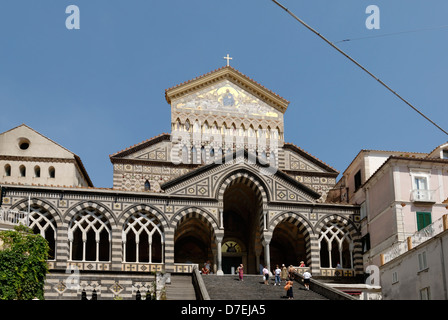 Amalfi. Campania. L'Italia. Vista del Duomo di Sant Andrea o Cattedrale di Saint Andrew nella città di Amalfi. Originariamente dating Foto Stock