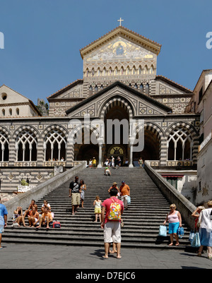 Amalfi. Campania. L'Italia. Vista del Duomo di Sant Andrea o Cattedrale di Saint Andrew nella città di Amalfi. Originariamente dating Foto Stock