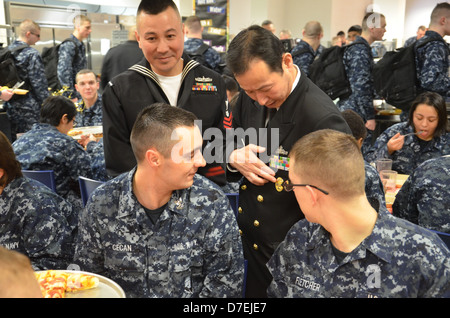 Le reclute di guardare un Giappone marittimo Forza di Autodifesa uniforme Foto Stock