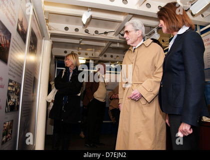 Ex Senatore John Warner tours Nave da Guerra Wisconsin. Foto Stock