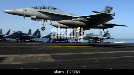 Un F/A-18F terre a bordo della USS John C. Stennis. Foto Stock