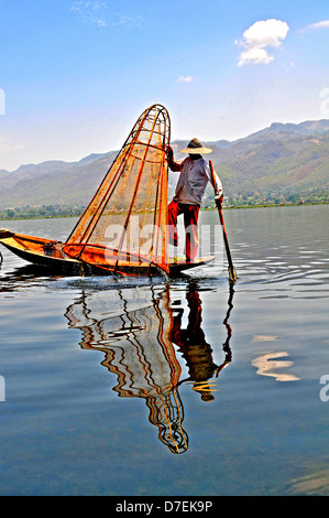 Pescatore sul Lago Inle Myanmar Foto Stock