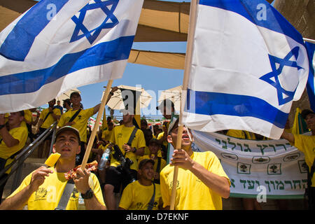 Gerusalemme, Israele. Il 6 maggio 2013. La Brigata Golani soldati arriva al Alrov-Mamilla Mall e celebrare il completamento della Gerusalemme gamba del bi-annuale Golani gara. Gerusalemme, Israele. 6-Maggio-2013. Più di un centinaio di ufficiali e soldati delle forze di difesa israeliane Golani della brigata di fanteria prendere parte a Gerusalemme di gamba del bi-annuale Golani gara da Mt. Hermon, la punta più settentrionale di Israele per Eilat, il più meridionale. Credito: Nir Alon / Alamy Live News Foto Stock