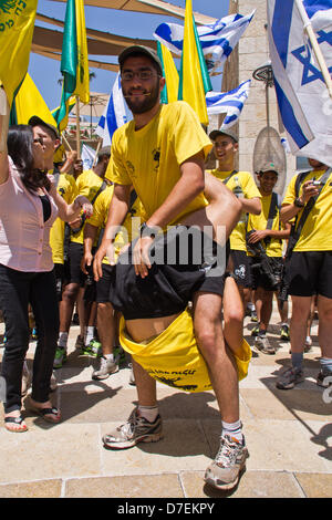 Gerusalemme, Israele. Il 6 maggio 2013. La Brigata Golani soldati arriva al Alrov-Mamilla Mall e celebrare il completamento della Gerusalemme gamba del bi-annuale Golani gara. Gerusalemme, Israele. 6-Maggio-2013. Più di un centinaio di ufficiali e soldati delle forze di difesa israeliane Golani della brigata di fanteria prendere parte a Gerusalemme di gamba del bi-annuale Golani gara da Mt. Hermon, la punta più settentrionale di Israele per Eilat, il più meridionale. Credito: Nir Alon / Alamy Live News Foto Stock