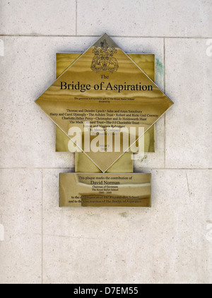 Plaque with crest & motto - il Bridge of Aspiration si unisce alla Royal Opera House e alla Royal Ballet School, Covent Garden, Londra Foto Stock