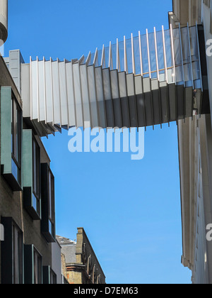 Il ponte di aspirazione progettato da Wilkinson Eyre Architects collega la Royal Ballet School alla Royal Opera House, Floral Street, Covent Garden, Londra Foto Stock