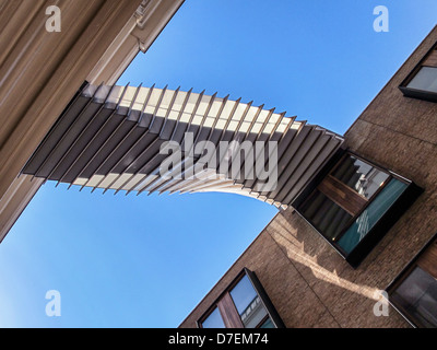 Il ponte di aspirazione progettato da Wilkinson Eyre Architects collega la Royal Ballet School alla Royal Opera House, Floral Street, Covent Garden, Londra Foto Stock