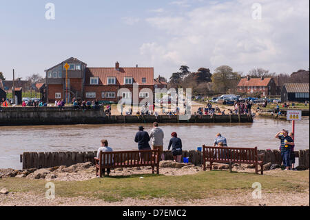 Southwold, Suffolk, Regno Unito. Il 6 maggio 2013. Popolazione gode di un clima soleggiato di Bank Holiday lunedì 6 maggio 2013 mentre pescato granchi a Southwold e attraverso l'acqua Walberswick, Suffolk, Inghilterra, Regno Unito. Foto Stock