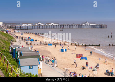 Southwold, Suffolk, Regno Unito. Il 6 maggio 2013. Popolazione gode di un clima soleggiato di Bank Holiday lunedì 6 maggio 2013 al mare e il molo Southwold, Suffolk, Inghilterra, Regno Unito. Foto Stock