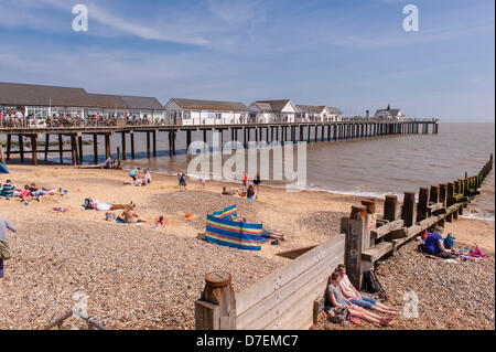 Southwold, Suffolk, Regno Unito. Il 6 maggio 2013. Popolazione gode di un clima soleggiato di Bank Holiday lunedì 6 maggio 2013 al mare e il molo Southwold, Suffolk, Inghilterra, Regno Unito. Foto Stock