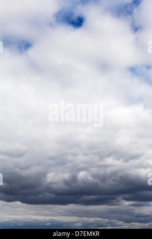 Grande grigio nuvole di pioggia in primavera Foto Stock