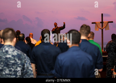 Marinai di partecipare ad un servizio di Pasqua. Foto Stock