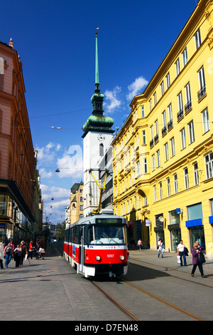 In Tram in Namesti Svobody square e St James chiesa torre dell orologio Brno, Repubblica Ceca Foto Stock