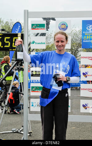 Belfast, Irlanda del Nord, Regno Unito. Il 6 maggio 2013. Per l'Ucraina Nataliya Lehonkova vince il ladies 2013 Belfast City Marathon in un tempo record di credito 2.36.50: Stephen Barnes / Alamy Live News Foto Stock