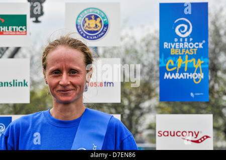 Belfast, Irlanda del Nord, Regno Unito. Il 6 maggio 2013. Per l'Ucraina Nataliya Lehonkova vince il ladies 2013 Belfast City Marathon in un tempo record di credito 2.36.50: Stephen Barnes / Alamy Live News Foto Stock