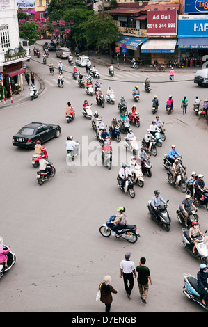 Hanoi, Vietnam - scooter del traffico in corrispondenza di una giunzione occupato nel quartiere vecchio Foto Stock